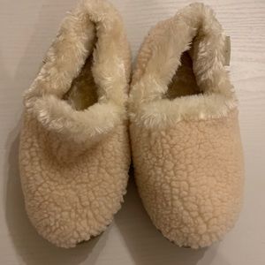 Minnetonka slippers size 5